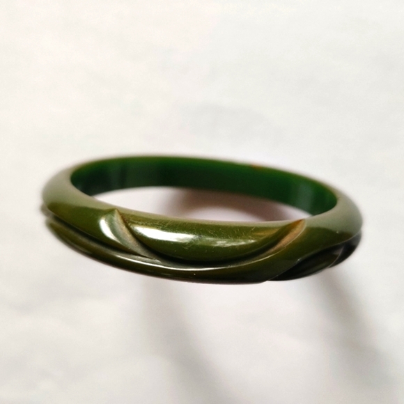 Vintage Green Spinach Carved Bakelite Bracelet - Picture 2 of 8